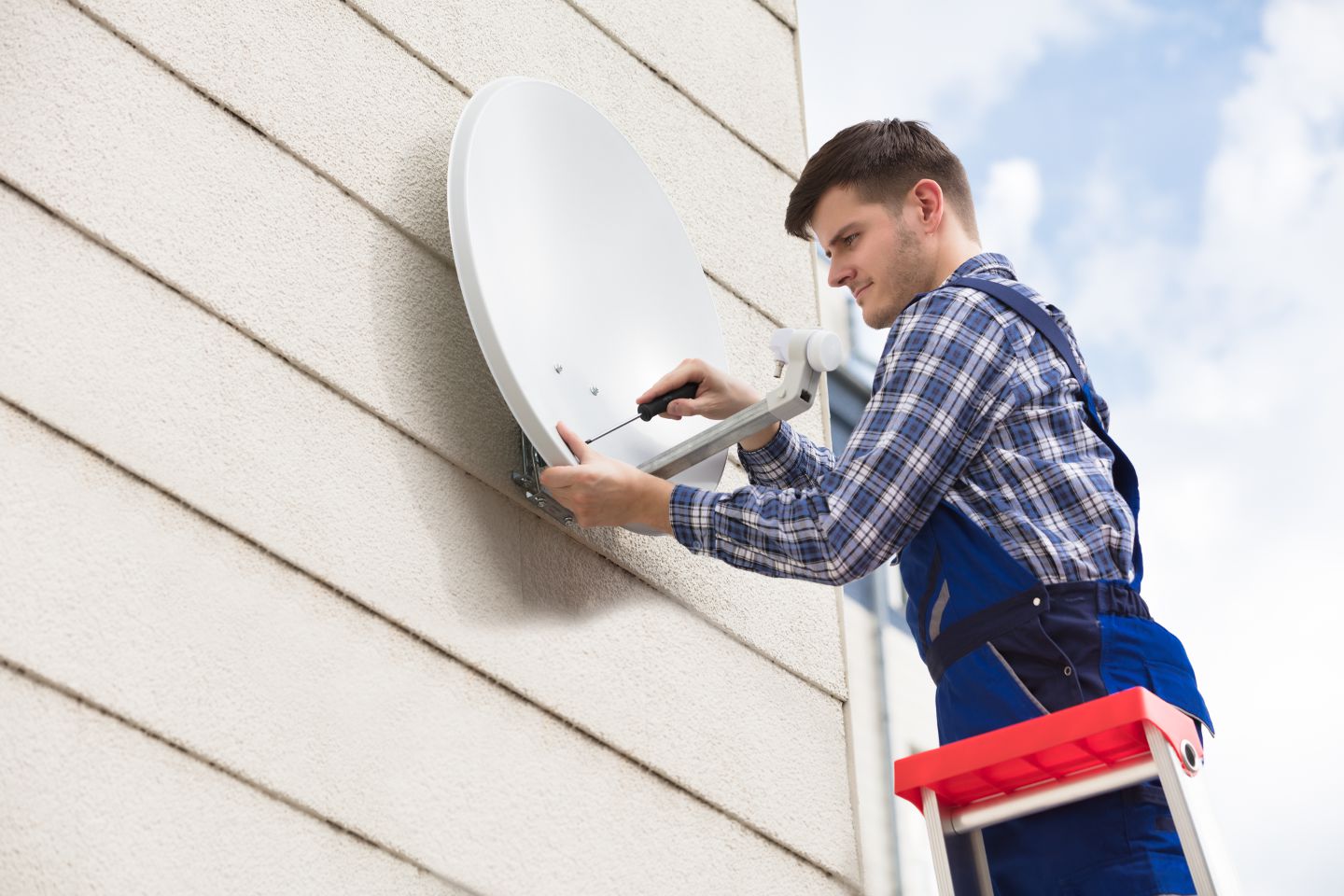 Montage der bi-direktionalen skyDSL2+ Satellitenantenne